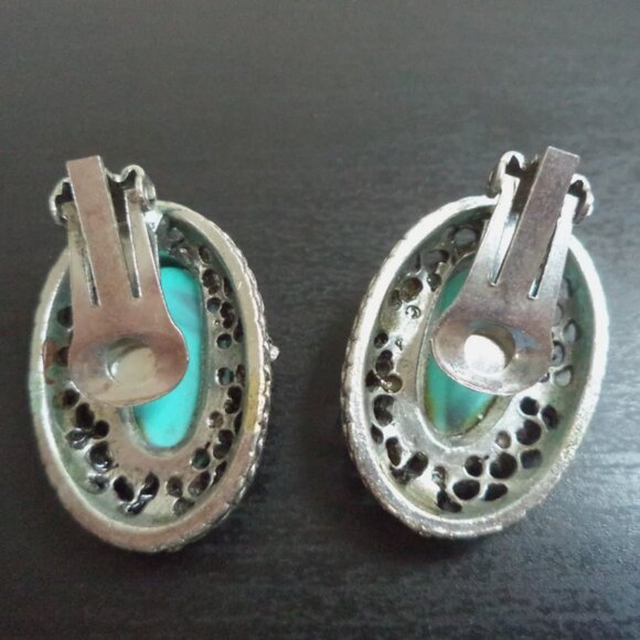 VINTAGE ESTATE PEARL & TURQUOISE TONE CLIP EARRINGS 1979 - Picture 2 of 2